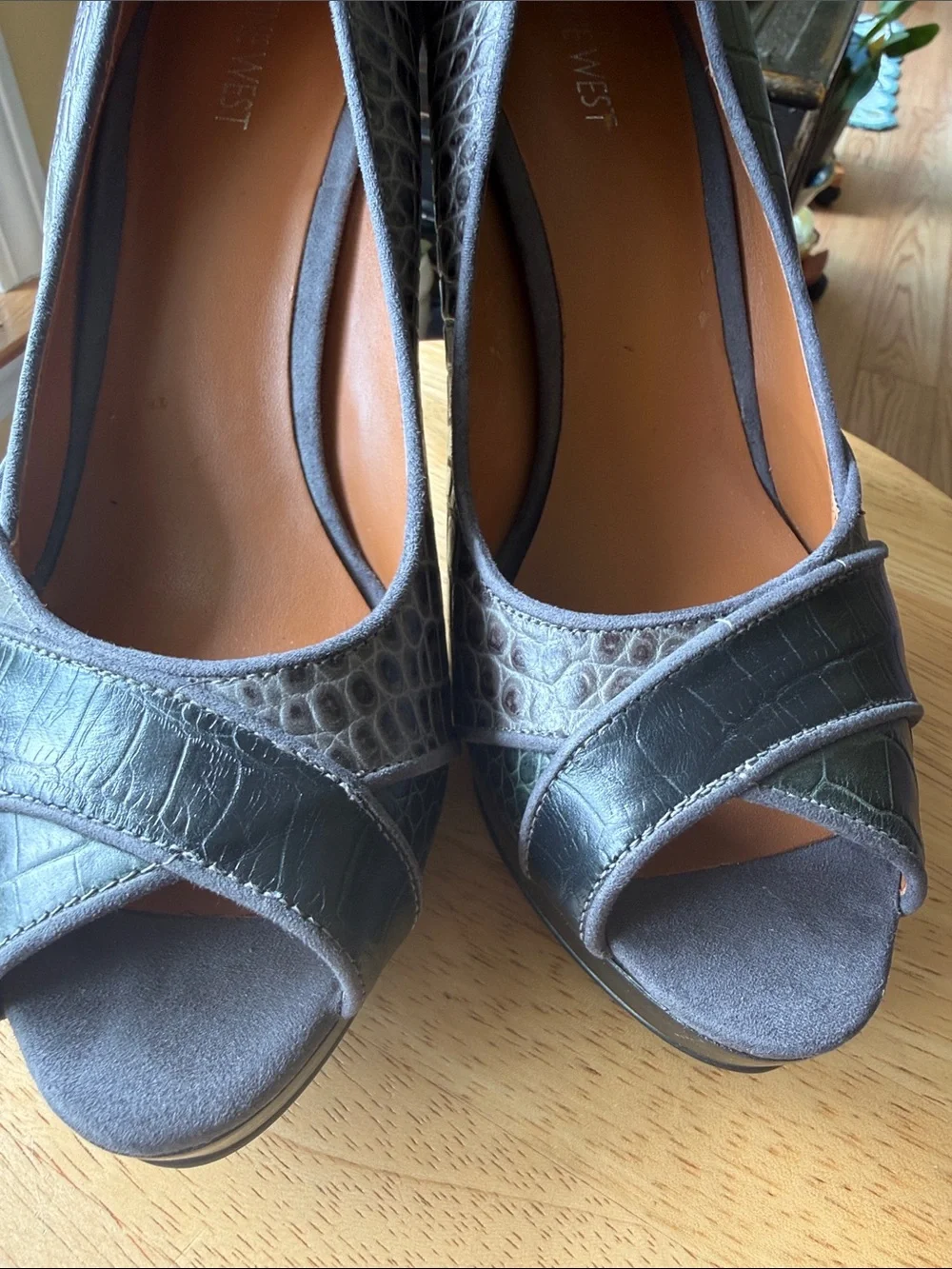 Nine West Croc Embossed Leather Peep Toe Platform Heels Olive Green sz 10